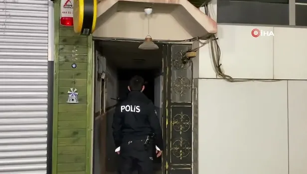 Sakarya'da hareketli gece! Polisi görüp kendilerini dükkana kilitlediler