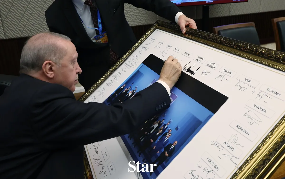 nato-zirvesinde-liderlere-ozel-jest-masalara-tek-tek-birakildi-telefonlar-salona-alinmadi-1783525557810.jpeg NATO Zirvesi'nde liderlere özel jest: Masalara tek tek bırakıldı! Telefonlar salona alınmadı-5
