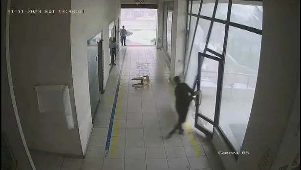 kucukcekmecede-yasanan-firtinanin-etkisi-kamerada-is-yerinin-kapisi-sokuldu-calisan-yere-savruldu-1699972480658.jpeg Küçükçekmece'de yaşanan fırtınanın etkisi kamerada: İş yerinin kapısı söküldü çalışan yere savruldu-3