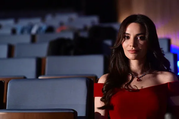 atvnin-yeni-dizisi-uvey-annenin-2-tanitimi-yayinlandi-artik-bana-serap-ablam-masal-anlatiyor-cunku-annem-gitti-1685901073042.jpg ATV’nin yeni dizisi Üvey Anne’nin 2. tanıtımı yayınlandı! “Artık bana Serap ablam masal anlatıyor çünkü annem gitti!”-2