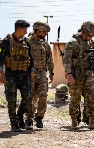 ABD askerleri Türkiye sınırında teröristlerle poz verdiler! AFP paylaştı