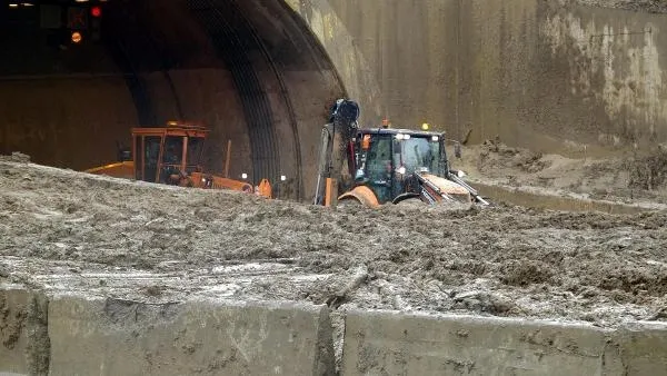 Son dakika: Heyelan nedeniyle kapanan Bolu Dağı Tüneli ulaşıma açıldı-5