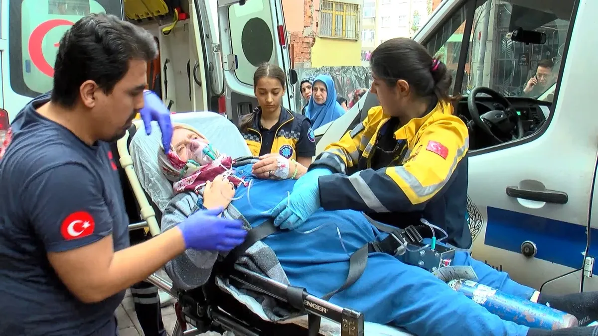 Zeytinburnu’nda yangın paniği! Dumandan etkilenen 2 kişi hastaneye kaldırıldı