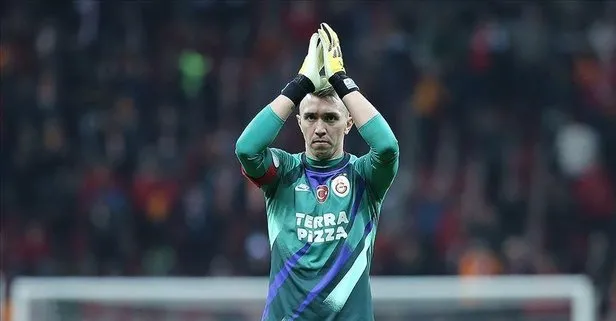 Okan Buruk devam dedi: Muslera ile 1 yıl daha