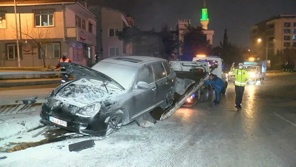1641696639757.jpg Kontrolden çıkan lüks cip bariyerlere çarptı alev aldı! Alkollü sürücü alkolmetreyi üflememek için direndi! Yer: İstanbul-3