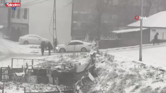 Arnavutköy’de yokuş aşağı kayarak inen araç vatandaşa çarptı