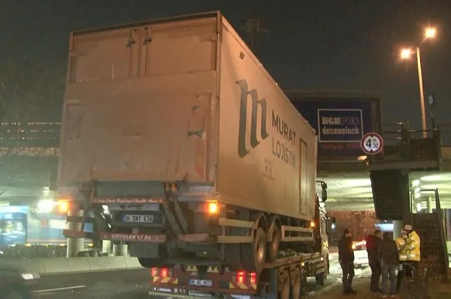 Ankara'nın Yenimahalle ilçesinde çekici ile taşınan kamyon köprüye çarptı