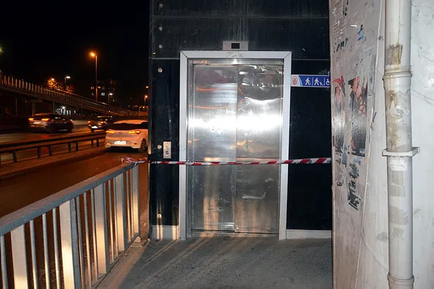 metrobus-asansorunde-korku-dolu-anlar-dakikalarca-mahsur-kaldilar-1572245573327.jpg Metrobüs asansöründe korku dolu anlar! Dakikalarca mahsur kaldılar-1