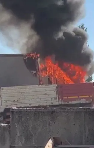 Son dakika: Bursa'da park halindeki TIR, alev alev yandı