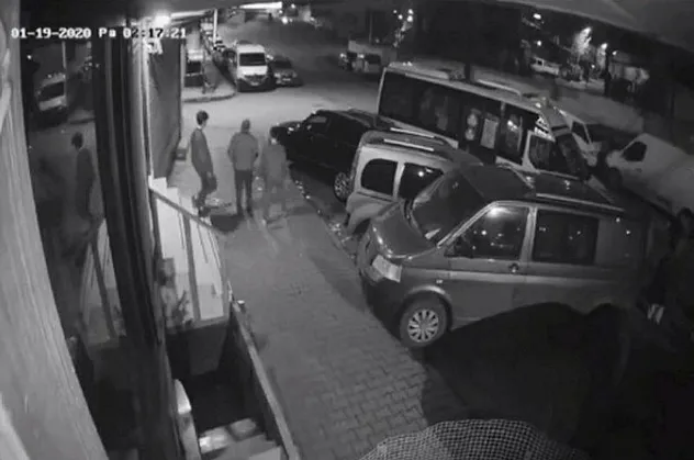 Son dakika: İstanbul Sultangazi'de uyuyakalan minibüs sürücüsü park halindeki araçlara çarptı