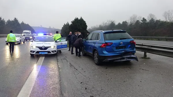 son-dakika-tem-otoyolunda-meydana-gelen-zincirleme-kazada-6-luks-arac-birbirine-girdi-1608025566277.jpg SON DAKİKA: TEM Otoyolu'nda meydana gelen zincirleme kazada 6 lüks araç birbirine girdi-2