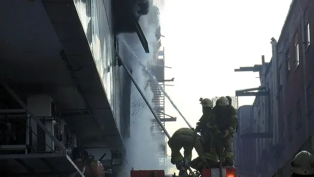 SON DAKİKA! Bayrampaşa'da gıda imalathanesinde yangın! Can kaybı ve yaralanma var mı? Açıklama geldi-2