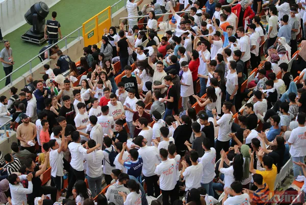 Adana adeta bayram yeri! On binlerce genç bir araya geldi: Başkan Erdoğan posterleri, 2023 afişleri... - 1