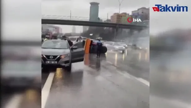 İBB’ye bağlı kar küreme ve tuzlama aracı kayganlaşan yolda devrildi
