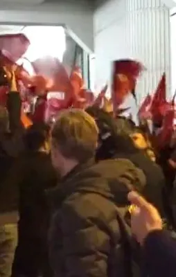 Gurbetçiler konsolosluk önüne akın etti