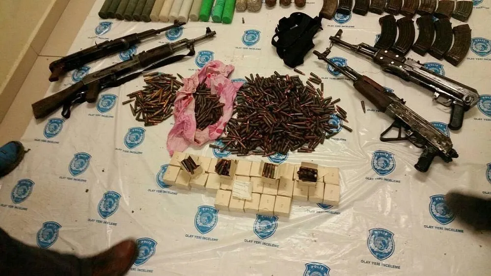 Van'da boş evde PKK cephaneliği ele geçirildi-2