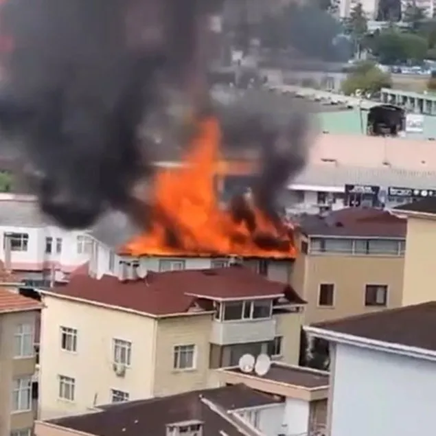 5 katlı binanın çatısında yangın!