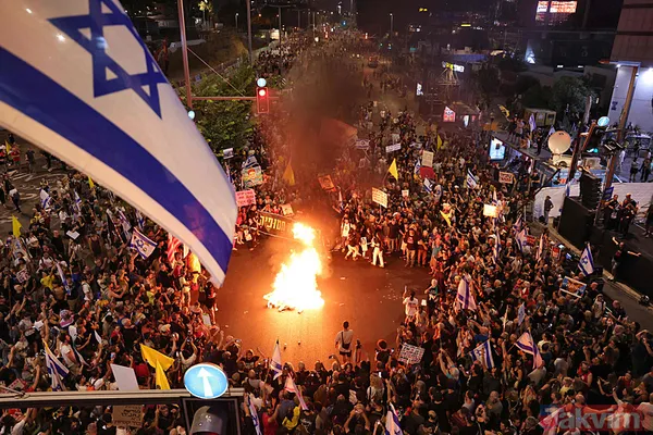 Netanyahu'ya tepkiler dinmiyor! On binlerce İsrailli sokaklara akın etti! Ana yollları trafiğe kapattılar - 15