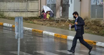 İstanbulda vatandaşların doluyla imtihanı! Kimi battaniye örttü, kimi araçlarıyla köprü altlarında bekledi