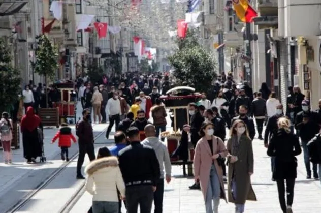 İstiklal Caddesi ve Beşiktaş'ta dikkat çeken kalabalık