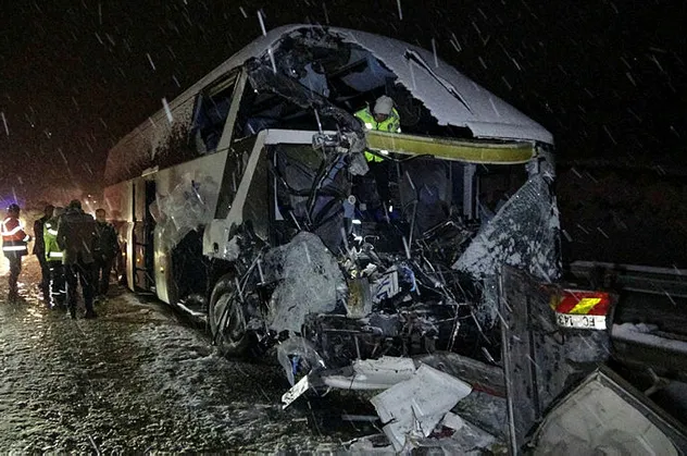 Samsun'da korkunç kaza! Yolcu otobüsü tıra çarptı