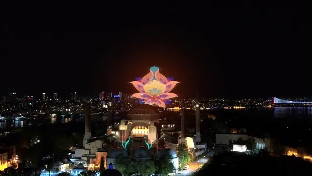 ayasofya-camii-ve-galata-kulesinde-sky-mapping-gosterisi-turkiyede-ilk-kez-uygulandi-1622317960397.jpeg Ayasofya Camii ve Galata Kulesi'nde sky mapping gösterisi! Türkiye'de ilk kez uygulandı...-6