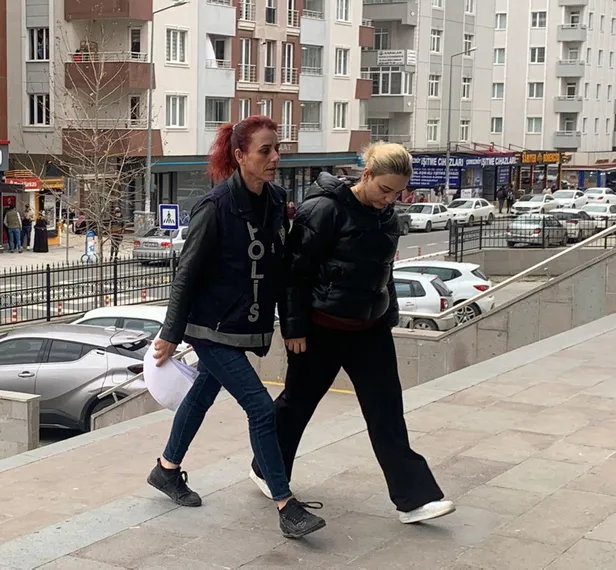 sahte-doktor-aysem-ozkiraz-chpye-yakin-anketci-kemal-ozkirazin-akrabasi-cikti-ozan-balik-hemen-tweet-sildi-1669633147365.jpg Sahte doktor Ayşem Özkiraz CHP'ye yakın anketçi Kemal Özkiraz'ın akrabası çıktı! Ozan Balık hemen tweet sildi!-2