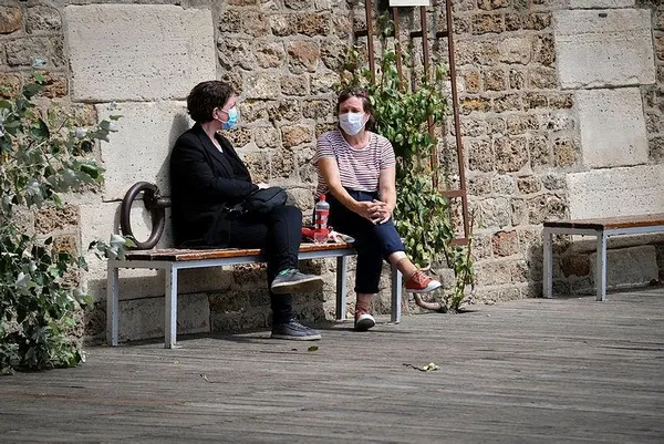 Fransa'da koronavirüsten dolayı iş yerlerinde maske takmak zorunlu olacak-2