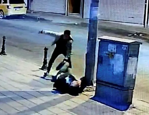 Dehşet anları kamerada! Laf atma kavgasında kan aktı