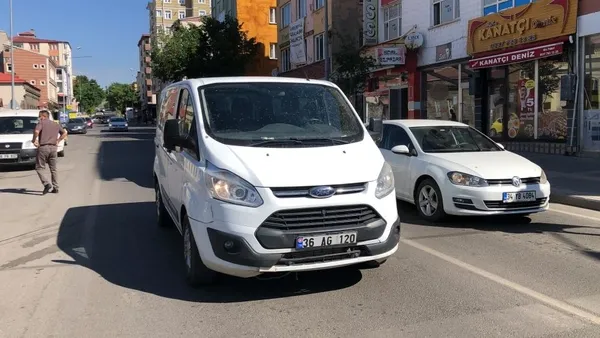 fren-yapinca-minibusteki-ari-kocani-devrildi-surucu-araci-birakip-kacti-1622875528567.jpg Fren yapınca minibüsteki arı kocanı devrildi sürücü aracı bırakıp kaçtı-2