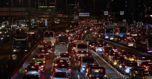 İstanbul’da trafik yoğunluğu yüzde 85! Haftanın üçüncü mesai gününde yollar kilitlendi: İşte köprülerde son durum...