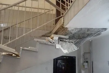 Merdiven çöktü vatandaş mahsur kaldı
