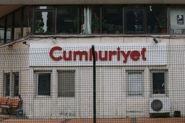 Sahibinin sesi paçavra yine sahnede!