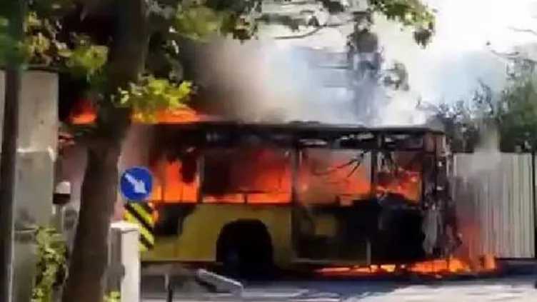 CHP'li İBB vatandaşı bezdirdi! Büyükçekmece'de İETT otobüsü alevlere teslim oldu