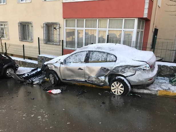 İstanbul'da cadde buz pistine döndü! Araçlar bu hale geldi-1