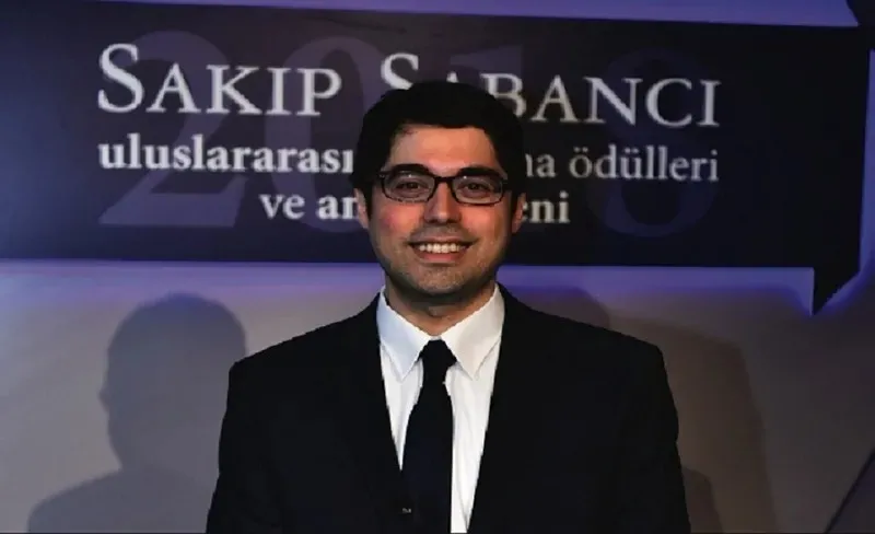 terorsuz-turkiyeye-ekremci-nifak-sistemin-akademisyeni-berk-esen-sistematik-sekilde-kasiyor-1787650397465.jpeg Terörsüz Türkiye'ye "Ekremci" nifak! Akademideki militan Berk Esen sistematik şekilde kaşıyor: Sabancıların suskunluğu ve SOROS-BND detayı-7