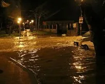 SON DAKİKA: Altyapı yetmeyince İzmir’i yine sel vurdu: Birçok ev ve iş yerini su bastı!