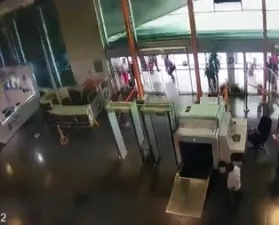 Otobüs terminalinin çatısı böyle çöktü! Panik anları...