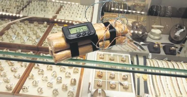 Tokatta bomba soygun! Sahte bombayla kuyumcu soydu