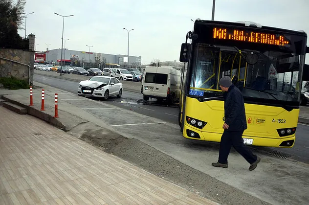 Yine İETT yine kaza! Avcılar'da İETT otobüsü kaydı trafik felç oldu