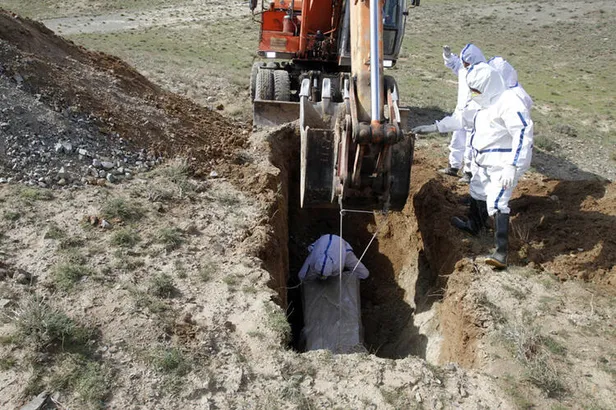 Dünyayı şoke eden görüntüler! Afganistan'da koronavirüsten ölenleri dağ başına gömdüler!-4