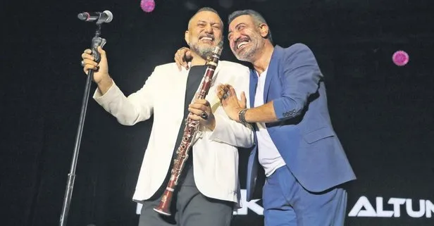 Hakan Altun ve Hüsnü Şenlendirici’den muhteşem performans! Yıllar sonra ilk kez birlikte konser verdiler