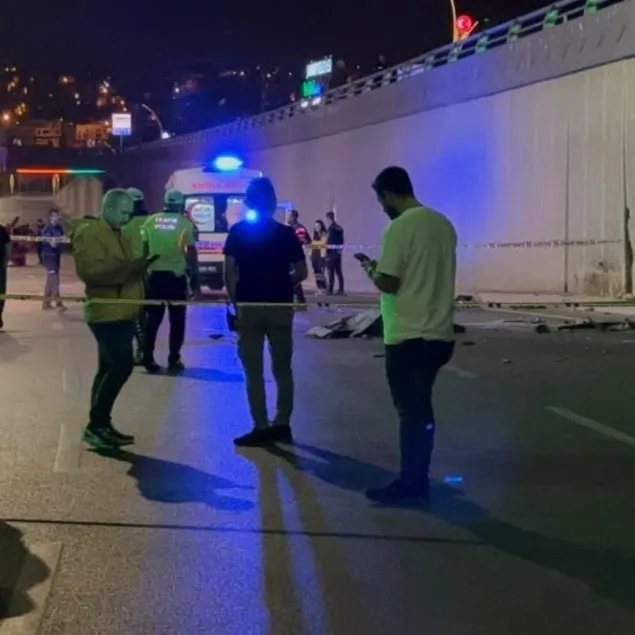 Otomobil refüje çarptı