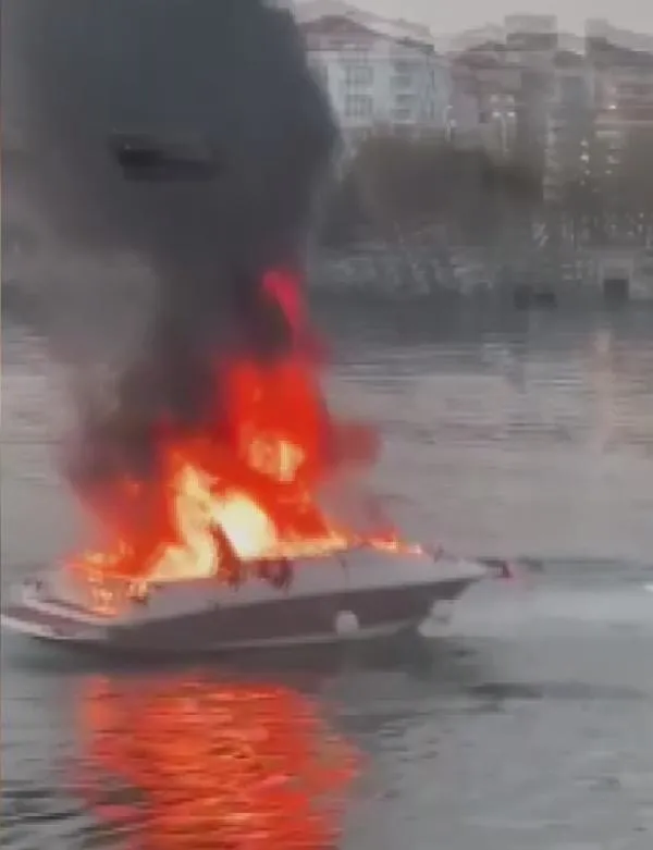 Ataköy'de korkutan tekne yangını: Çok sayıda ekip olay yerine intikal etti-2