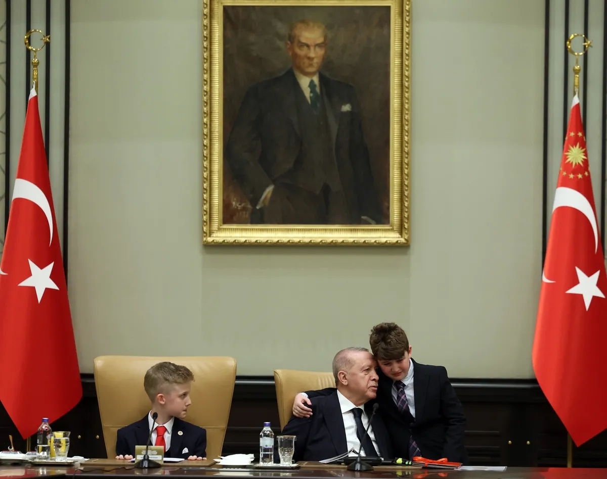 baskan-erdogan-asla-unutmayin-diyerek-uyardi-dijital-dunyadaki-tehlikelere-karsi-dikkatli-olun-gazzeli-cocukla-1776956012589.jpeg Başkan Erdoğan "Asla unutmayın" diyerek uyardı: Dijital dünyadaki tehlikelere karşı dikkatli olun | Gazzeli çocuklar için "dua" çağrısı-2