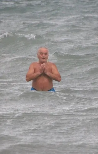 Fırtınaya aldırmadı denize koştu