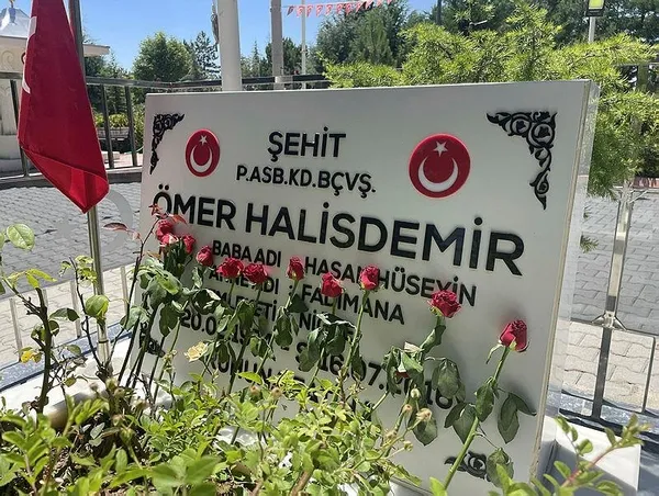 15-temmuz-kahramani-sehit-omer-halisdemirin-kabrine-ziyaretler-suruyor-1689414737626.jpeg