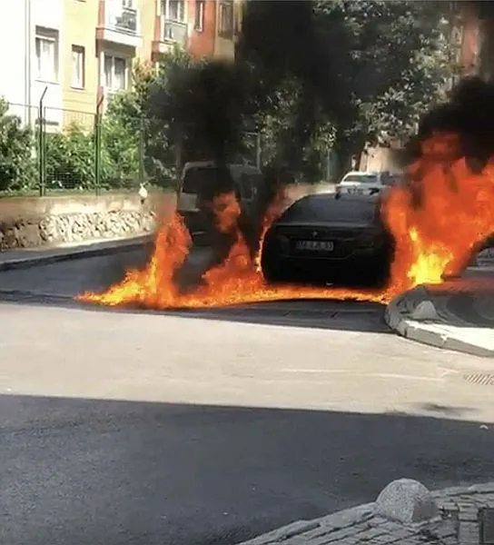 uskudarda-panik-anlari-seyir-halindeki-otomobil-alev-alev-yandi-1687518451558.jpeg Üsküdar'da panik anları: Seyir halindeki otomobil alev alev yandı-1