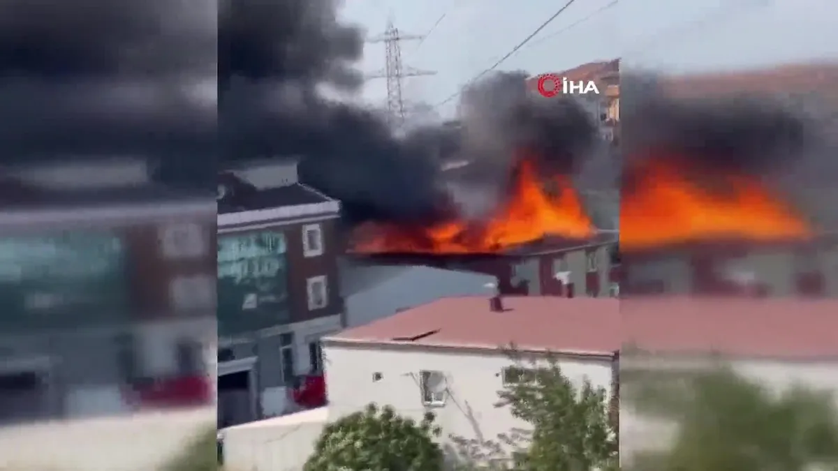 Ataşehir'de bir evin çatısı alev alev yandı