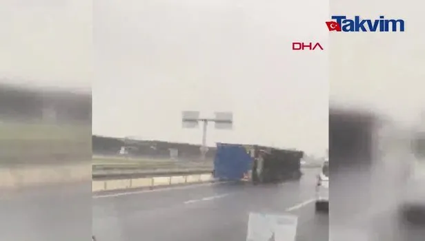 Çatalca'da seyir halinde olan 3 araç lodos nedeniyle devrildi